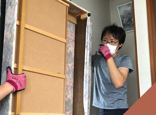 大阪でゴミ屋敷清掃・不用品回収を行おこなうハウスサポートの作業の様子